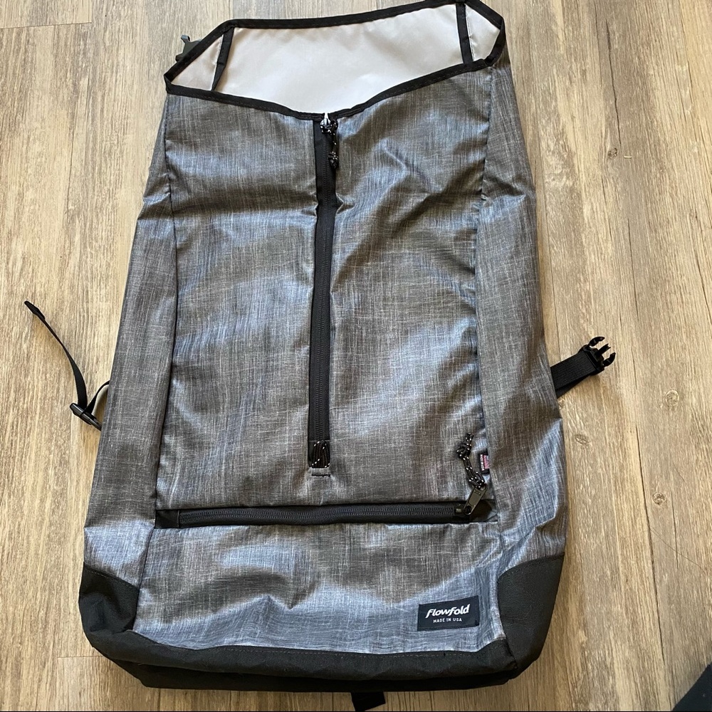 🆕Flowfold Commuter Center Zip Backpack Gray USA - Picture 4 of 9